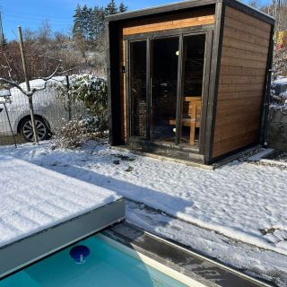 🎄 Splňte si sen o vlastní sauně ještě do Vánoc! Tahle venkovní sauna Thermowood Cubic XS (2,2 × 2,4 m) patří mezi naše...